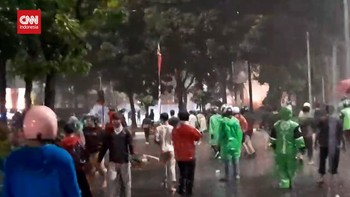 VIDEO: Massa Ojol Datangi Mako Brimob Kwitang, Ditembak Gas Air Mata