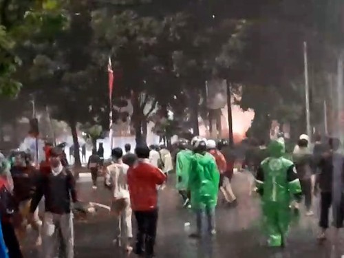 VIDEO: Massa Ojol Datangi Mako Brimob Kwitang, Ditembak Gas Air Mata