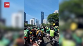 VIDEO: Ribuan Driver Ojol Antar Jenazah Affan ke TPU Karet Bivak