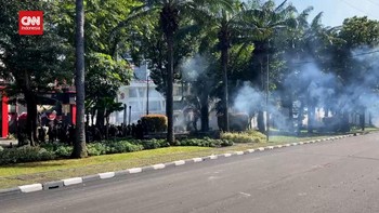 VIDEO: Mako Brimob Kwitang Sempat Ricuh, TNI Ajak Dialog Massa Aksi