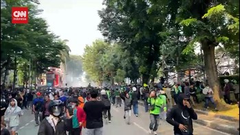 VIDEO: Brimob Tembakkan Gas Air Mata di Kwitang, Massa Berhamburan