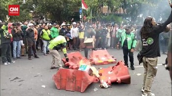 VIDEO: Ratusan Ojol Di Solo Tuntut Keadilan untuk Affan Kurniawan