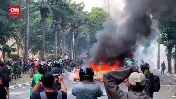 VIDEO: Satu Unit Mobil Dibakar di Depan Mako Brimob Kwitang