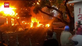 VIDEO: Demo Bandung Ricuh, Rumah Sebelah Gedung Sate Terbakar