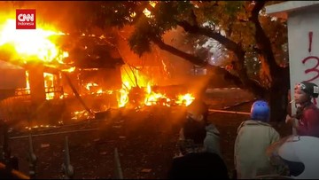 VIDEO: Demo Bandung, Rumah Sebelah Gedung Sate Terbakar