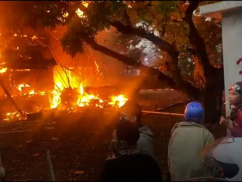 VIDEO: Demo Bandung, Rumah Sebelah Gedung Sate Terbakar