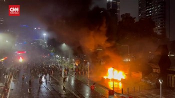 VIDEO: Demo Memanas di Polda Metro Jaya