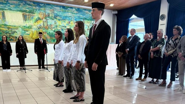 Mauro Zijlstra resmi jadi Warga Negara Indonesia (WNI) setelah mengambil sumpah setia di Kedutaan Besar Republik Indonesia di Den Haag, Belanda, Jumat (29/8).