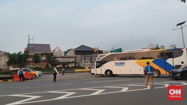 Pihak berwenang menutup Tol Dalam Kota menyusul demonstrasi yang digelar di sekitar DPR/MPR pada hari ini, Jumat (29/8).