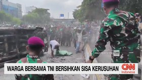 VIDEO: Warga Bersama TNI Bersihkan Sisa Kerusuhan