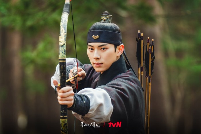 Agustus ini, Lee Chae Min menarik perhatian berkat pesonanya sebagai Raja Yi Heon di drakor “Bon Appetit, Your Majesty”. Chemistry dan tingkah lucunya bersama Lim Yoon A yang berperan sebagai Yeon Ji Young, sukses menghibur penonton./Foto: tvN