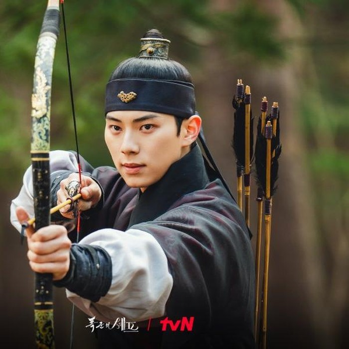 Agustus ini, Lee Chae Min menarik perhatian berkat pesonanya sebagai Raja Yi Heon di drakor “Bon Appetit, Your Majesty”. Chemistry dan tingkah lucunya bersama Lim Yoon A yang berperan sebagai Yeon Ji Young, sukses menghibur penggemar/Foto: mydramalist.com