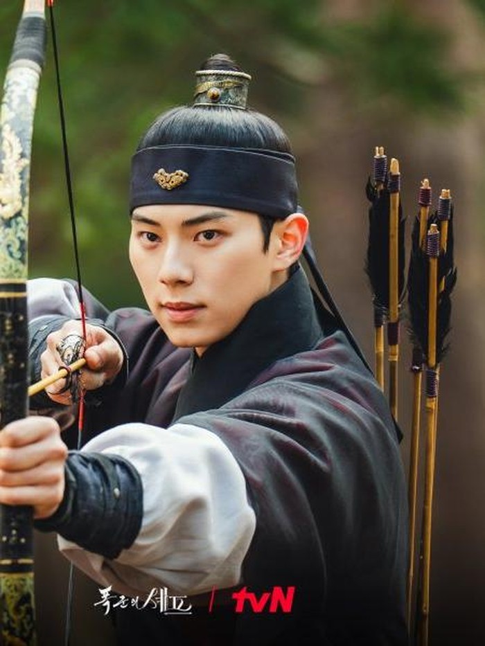 Agustus ini, Lee Chae Min menarik perhatian berkat pesonanya sebagai Raja Yi Heon di drakor “Bon Appetit, Your Majesty”. Chemistry dan tingkah lucunya bersama Lim Yoon A yang berperan sebagai Yeon Ji Young, sukses menghibur penggemar/Foto: mydramalist.com