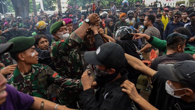 Media Asing Soroti Demo RI sampai PM Houthi Tewas Dibom Israel Demonstrasi yang meluas di Indonesia hingga agresi brutal Israel ke Palestina menjadi sorotan media internasional selama akhir pekan.