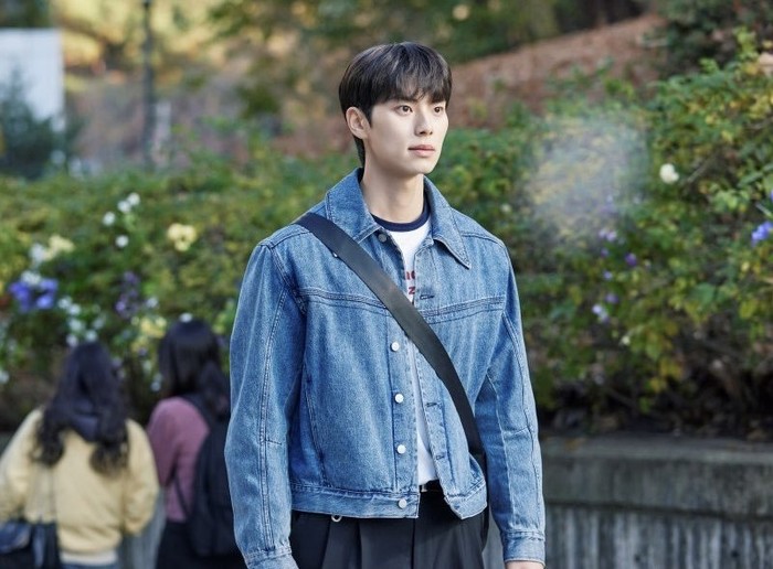 Awal 2025, Lee Chae Min berperan dalam drakor romantis, “Crushology 101”. Ia kembali berperan sebagai karakter utama bernama Hwang Jae Yeol. Drakor ini pun mempertemukannya lagi dengan Roh Jeong Eui, lawan mainnya di “Hierarchy