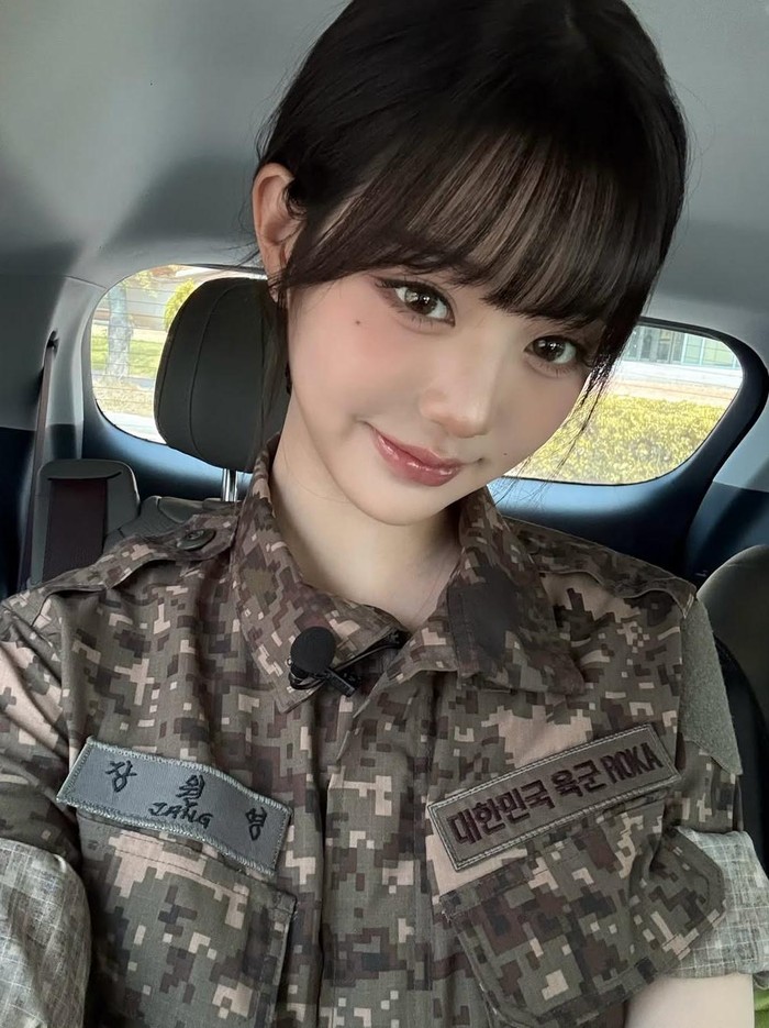 Beauties, Wonyoung IVE sukses bikin heboh saat tampil mengenakan seragam militer. Lewat unggahannya, ia terlihat percaya diri dengan senyum manis sebelum memulai rangkaian pelatihan di variety show 'Jeongwaja'./ Foto: Instagram.com/for_everyoung10