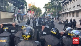Bentrok Pecah di Mapolres Surabaya, Buntut Provokasi Massa Misterius