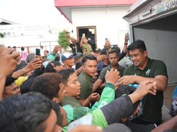 Bobby Nasution Bagikan Ratusan Paket Sembako ke Driver Ojol di Medan
