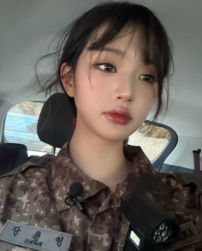 Dalam program ini, Wonyoung mengaku awalnya penasaran ingin coba pengalaman militer. Tapi setelah lari, push-up, dan latihan fisik berat, ia sempat menyesal dan berkata, “Aku menyesal mengajak datang ke sini.”/ Foto: Instagram.com/for_everyoung10