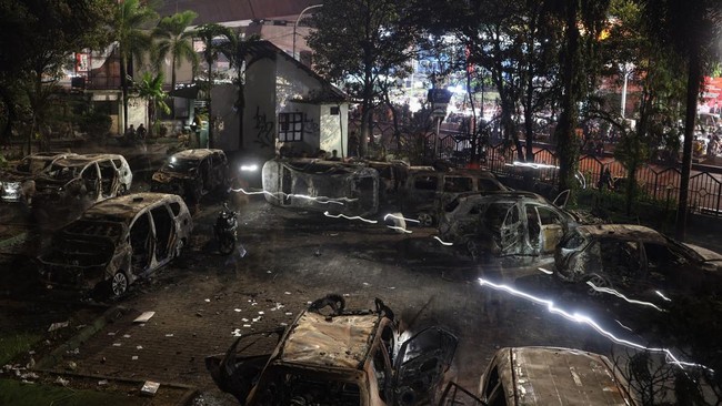 5 Tersangka Penjarahan ATM Saat Demo Makassar Ditangkap, 5 Masih Buron Lima tersangka penjarahan mesin ATM di DPRD Makassar ditangkap. Polisi masih mencari 5 pelaku lainnya.