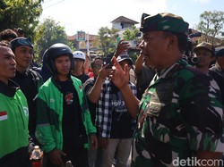 Danrem Sapa Pendemo di Polda Bali, Disambut Lemparan Botol ke Polisi