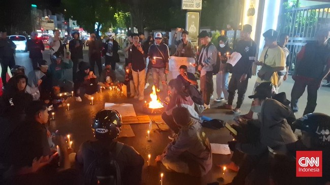 Ratusan Mahasiswa Demonstrasi di DPRD NTT Ratusan mahasiswa dari 12 elemen menggelar aksi demonstrasi di depan Kantor DPRD NTT di Jalan El Tari, Kupang, Senin (1/9).
