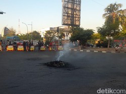 Demo di Pertigaan Pettarani-Alauddin Makassar, Massa Tutup Jalan-Bakar Ban