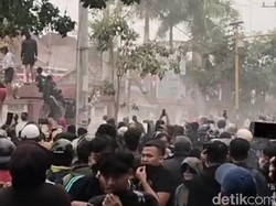 Demo di DPRD Kota Madiun Memanas, Massa Robohkan Pagar