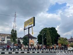 Menengok Kerusakan Polda DIY Usai Demo, Papan Nama Hancur-Videotron Jadi Abu
