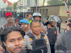 Kapolrestabes Surabaya Temui Massa Mahasiswa