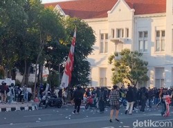 Demo Mahasiswa di Polrestabes Surabaya Bentrok, Banyak Pendemo Ditangkap