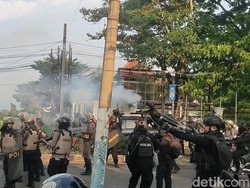Demo di Cianjur: Massa Lempar Batu-Polisi Lepaskan Gas Air Mata