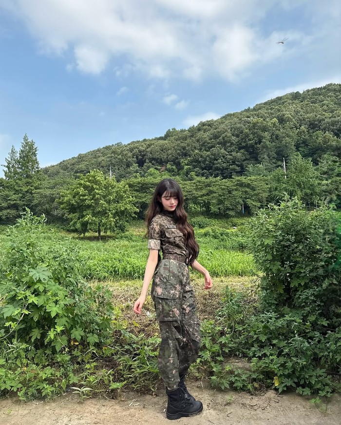 Dengan tinggi 173 cm dan visual memukau, Won Young sukses bikin seragam militer terlihat seperti outfit sehari-hari. Cantik dan karismatik banget ya, Beauties!/ Foto: Instagram.com/for_everyoung