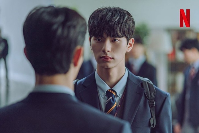 Di pertengahan 2024, Lee Chae Min akhirnya mendapat peran utamanya dalam drakor “Hierarchy” yang tayang di Netflix. Ia berperan sebagai Kang Ha, murid pindahan di sekolah elit, Jooshin High School./Foto: Netflix
