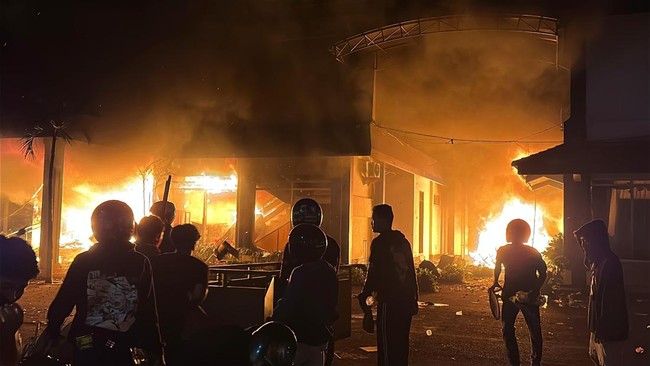 Gedung DPRD hingga Kantor Polisi di Kediri Dibakar Gedung DPRD Kota Kediri dan kantor polisi di Kediri, Jawa Timur, dibakar orang-orang tak dikenal pada Sabtu (30/8) malam.