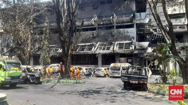 DPRD Makassar Terbakar, BPBD Catat 3 Korban Tewas dan 2 Luka Parah Tiga orang meninggal dan dua luka parah akibat kebakaran instansi DPRD Makassar saat unjuk rasa. 67 kendaraan juga terbakar dalam kejadian tersebut.