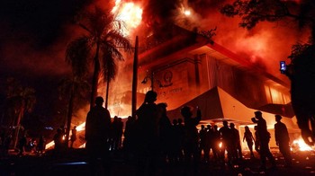 FOTO: DPRD Makassar Terbakar saat Demo Ricuh, Tiga Tewas