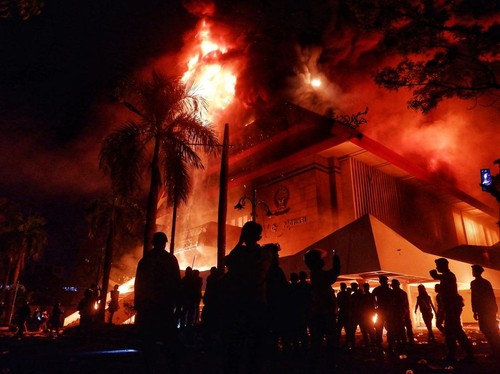 FOTO: DPRD Makassar Terbakar saat Demo Ricuh, Tiga Tewas