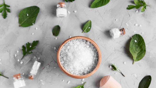Kelebihan asupan garam sama bahayanya dengan kekurangan asupan garam. Anda bisa berisiko terkena osteoporosis, diabetes tipe 2 sampai risiko kematian.