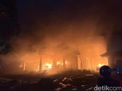 Gedung DPRD Kediri Dibakar Massa!