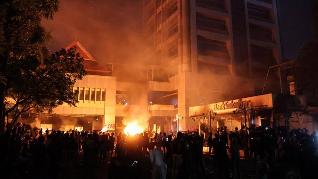 Mahasiswa hingga Juru Parkir Sebelas orang ditetapkan sebagai tersangka pembakaran Kantor DPRD Sulsel dan Makassar. Berlatar belakang mahasiswa hingga juru parkir.