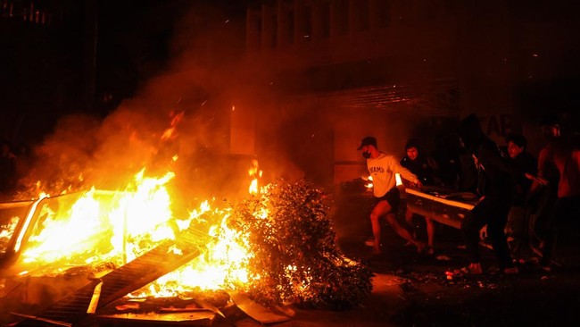 Staf Humas DPRD Makassar Tewas Demi Selamatkan Rekan Terjebak Api Staf humas DPRD Makassar, Muh Akbar Basri alias Abay turut menjadi korban meninggal dunia setelah kantor DPRD dibakar kelompok orang tak dikenal.