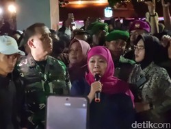 Khofifah Minta Massa Tak Anarkis tapi Mereka Mulai Bakar-bakar di Grahadi