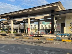 Fasilitas Umum yang Dibakar saat Demonstrasi: Halte TJ-Gerbang Tol