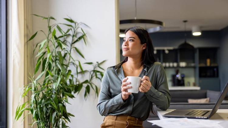 Ilustrasi sugar craving di kantor Thoughtful Latin American businesswoman taking a break and drinking a cup of coffee at the office
