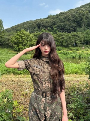 5 Potret Wonyoung IVE dalam Balutan Seragam Militer, Sukses Curi Atensi!
