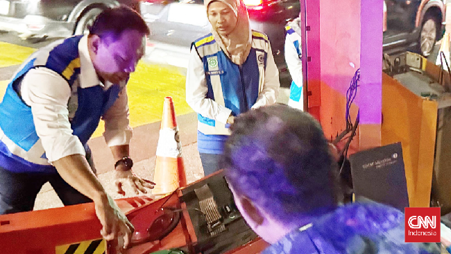 Jasa Marga Minta Maaf, 7 Gerbang Tol Cawang-Tomang-Pluit Masih Ditutup Dirut Jasa Marga, Rivan Achmad, menyampaikan permohonan maaf atas gangguan layanan dan penutupan sementara 7 gerbang tol di Ruas Tol Cawang-Tomang-Pluit.