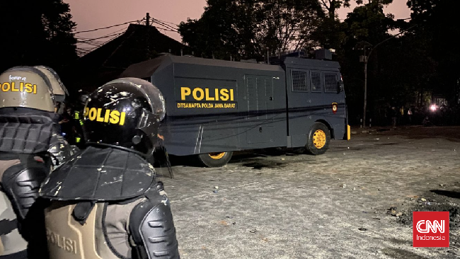 Massa Di DPRD Jabar Mulai Dipukul Mundur Polisi Situasi di depan Gedung DPRD Jawa Barat kembali memanas pada pukul 18.58 WIB, Sabtu (30/8) saat massa melemparkan petasan ke arah aparat kepolisian.