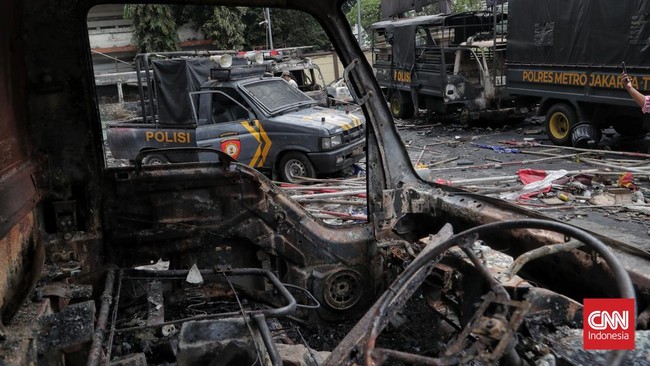 5 Kantor Polsek di Jakarta Timur Hancur, Mana Saja? Lima Polsek di Jakarta Timur dirusak kelompok tidak dikenal. Kerusakan parah terjadi di Polres Jaktim, termasuk mobil Dalmas yang dibakar.
