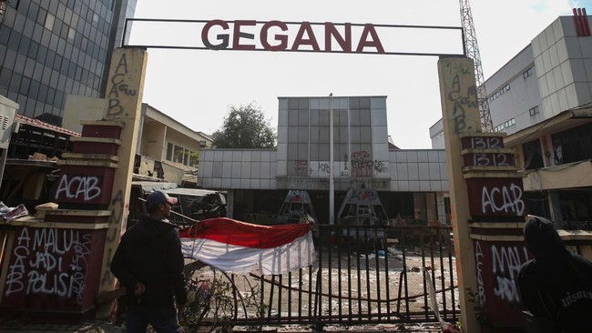 5 Orang Ditangkap Terkait Kebakaran Markas Gegana Jakpus Lima orang diamankan warga terkait kebakaran markas Gegana di Kramat, Senen, Jakarta Pusat, Minggu (31/8).